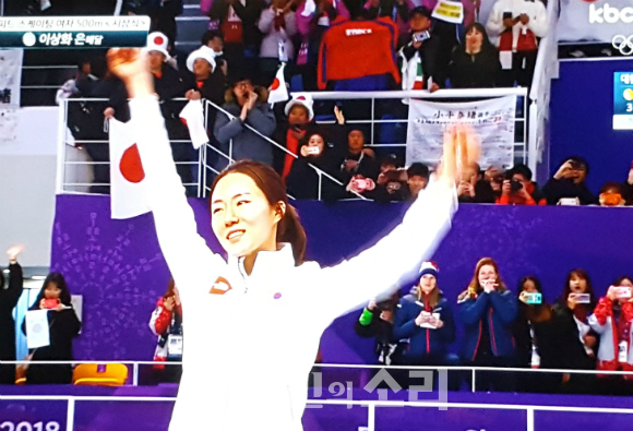 이상화가 18일 스피드 스케이팅 여자 500m 경기에서 은메달을 딴 뒤 시상대에 올라 손을 흔들고 있다.(사진=방송화면 캡처)
