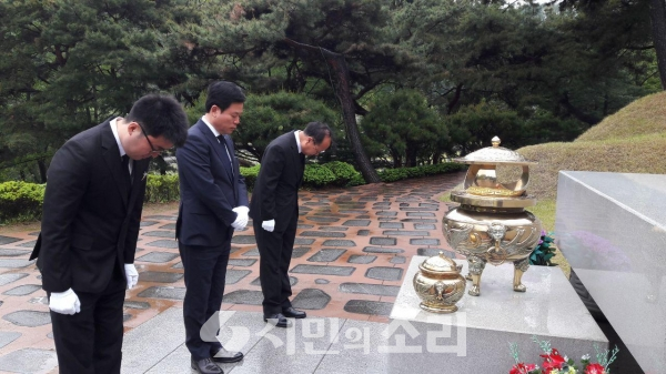 김대중 대통령 묘역 참배 모습