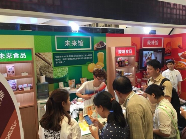 중국 상하이에서 개최된 ‘시알 차이나(Sial China)’ 식품박람회 한국관 내에 설치된 ‘미래클관’을 살펴보는 중국인 관람객들