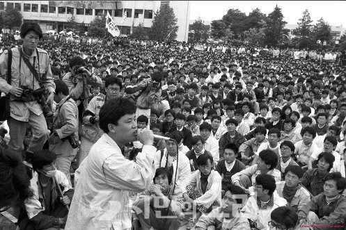 90년 전대협 출정식에서 마이크를 잡고 포효하고 있는 송갑석 당시 의장.