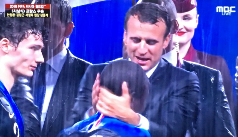 프랑스 대통령이 빗속에서도 우승 선수들을 격려하고 있다