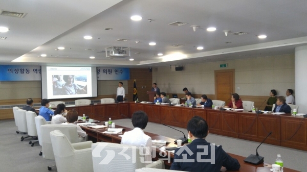지난달 26일 광주광역시의회 의원들의 ‘전문가 초청 의원 연수’가 ‘도시철도 2호선 공론화 방식에 대한 이해’를 주제로 대회의실에서 열렸다.
