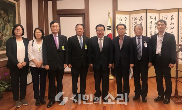 5·18진실규명 광주위원회가 지난 24일 국회를 방문한 자리에서 문희상 국회의장를 만나고 왔다.