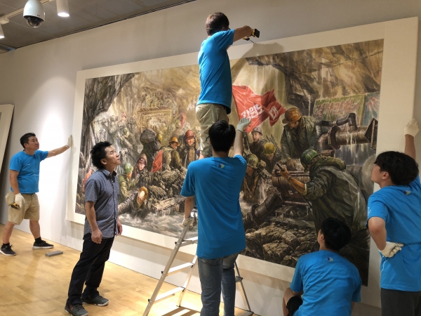 광주비엔날레 북한미술전에 출품된 작품들이 아시아문화전당에 설치되고 있다.