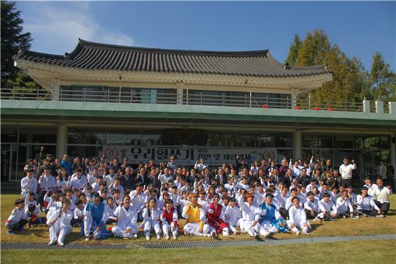 광주 광산구 ‘송무정’에서 열렸던 '우리활쏘기 경연 및 체험행사' 모습