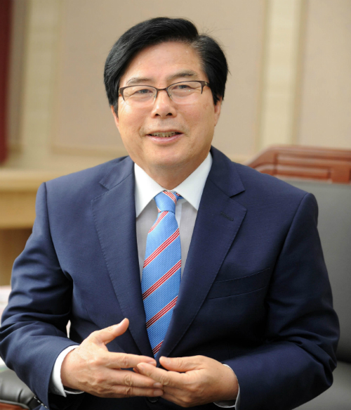 강제추행 혐의로 재판중인 유두석 장성군수