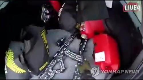 총격범 차량 트렁크에 놓인 무기류