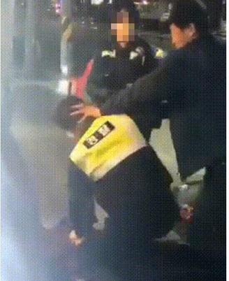 술에 취한 것으로 보이는 남성 두 명과 남녀경찰이 몸싸움을 하는 모습. /온라인 커뮤니티 캡쳐