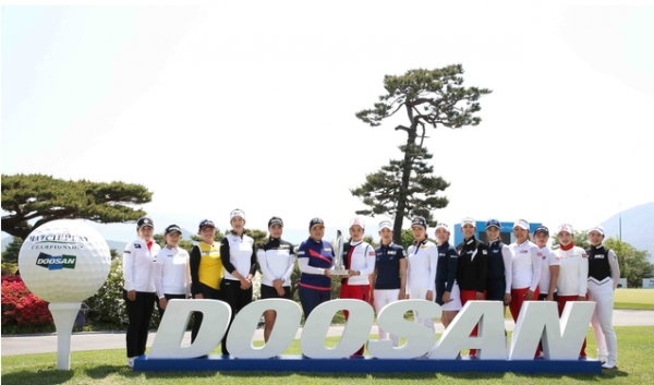 강원 춘천 라데나CC에서 열린 '2019 두산 매치플레이 챔피언십' 공식 포토콜에서 참가 선수들이 포즈를 취하고 있다 / KLPGA 제공