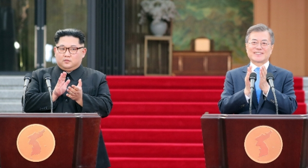남북은 지난 2018년 4월27일 판문점에서 문재인(오른쪽)-김정은(왼쪽) 간 제1차 남북정상회담을 열었다.  /청와대
