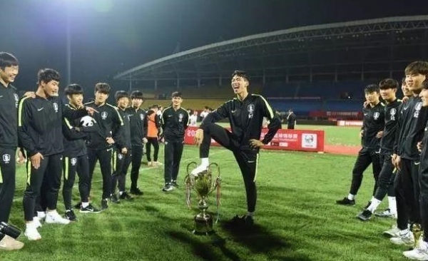 중국 중 웨이보에 실린 한국 U-18 축구 대표팀 우승 세리머니 장면