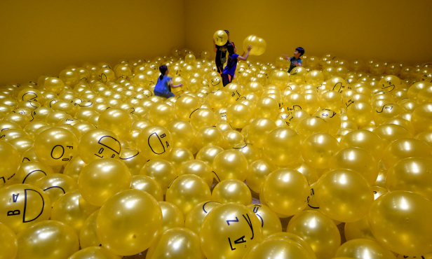 노란 공이 가득찬 방에 들어가 직접 공을 만지는 체허명 작품, 헝가리 작가 키스미크로스의 ‘Ball Room’(사진=광주시)