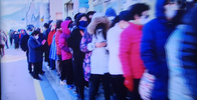 전남의 한 우체국 앞에서 마스크를 사기위해 시민들이 줄지어 서있다.(사진=방송화면)