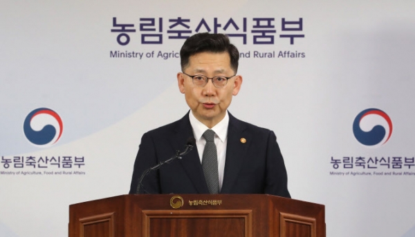 김현수 농림축산식품부 장관이 지난 2월 10일 정부세종청사에서 공익직불금에 대해 설명하고 있다