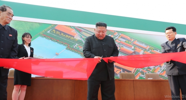 사망설에 휩싸였던 북한 김정은 국무위원장이 지난 1일 순천인비료공장 준공식에 참석하며 건재함을 과시했다. (사진=조선중앙통신)