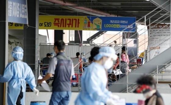 지난 8일 오후 광주 북구선별진료소에 코로나19 검사를 받으려는 시민들의 모습.(사진=광주 북구청)