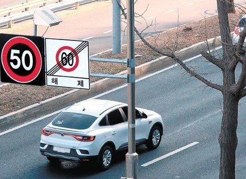 이달 서울 도심 도로의 차량 제한속도가 시속 60km에서 50km로 낮아진 데 이어 내년 4월부터 전국의 도심 도로도 시속 50km로 제한된다.