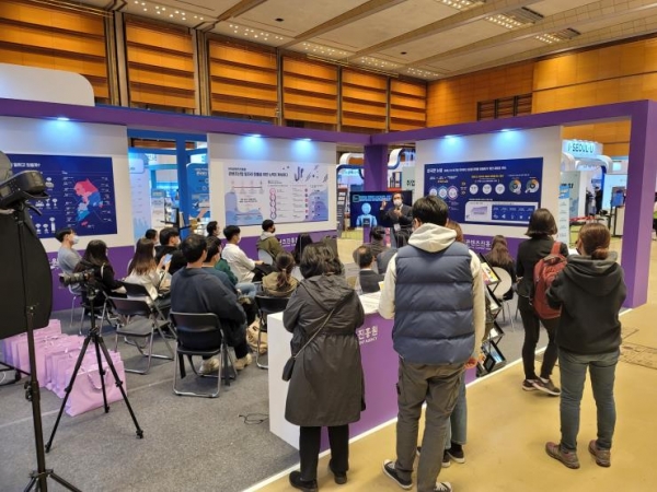한국콘텐츠진흥원은 지난해 개최된 '2020 대한민국 일자리 엑스포'에서 잡콘서트를 진행해콘텐츠산업 구직자들을 위한 수요 맞춤형 정보 제공에 나선 바 있다.