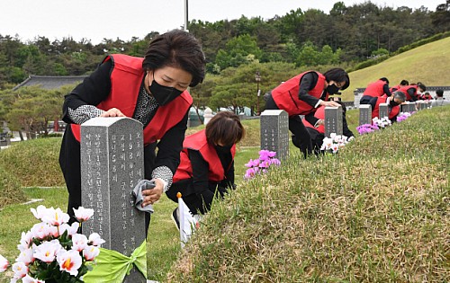국민의힘 초선의원들이 10일 오전 광주 북구 국립5·18민주묘지에서 열사들의 묘비를 닦고 있다