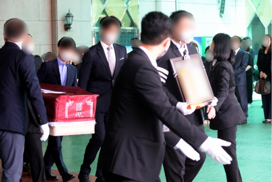 2일 오전 광주 동구 학동 조선대학교병원 장례식장에서 엄수된 건물 붕괴 사고로 숨진 희생자의 발인식