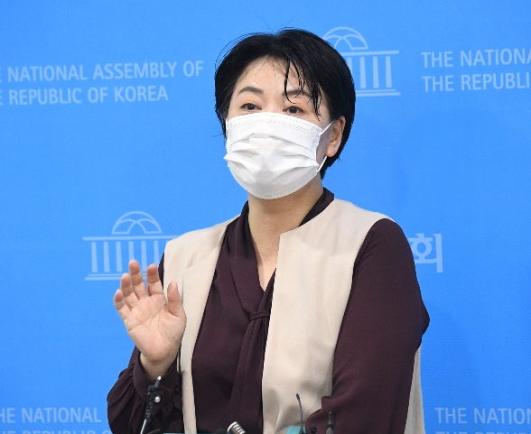 2일 국회에서 대선 출마 기자회견을 하고 있는 윤희숙 국민의힘 의원