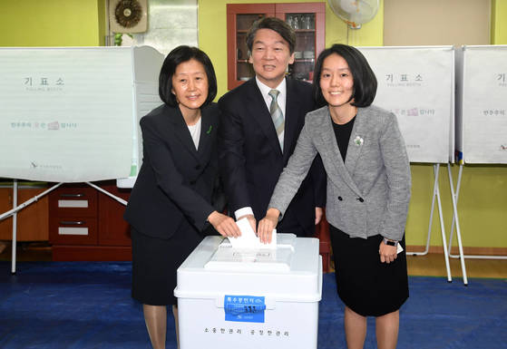 국민의당 안철수 후보가 2017년 19대 대선 투표일에 서울 노원구 극동늘푸른아파트 경로당에서 부인 김미경 교수(왼쪽)와 딸 안설희 씨(오른쪽)와 투표를 하고 있다.
