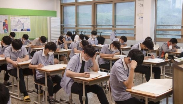 지난 9월 1일 오전 광주시 서구 광덕고등학교에서 고3 학생들이 2022학년도 수능 9월 모의평가를 치르고 있다.