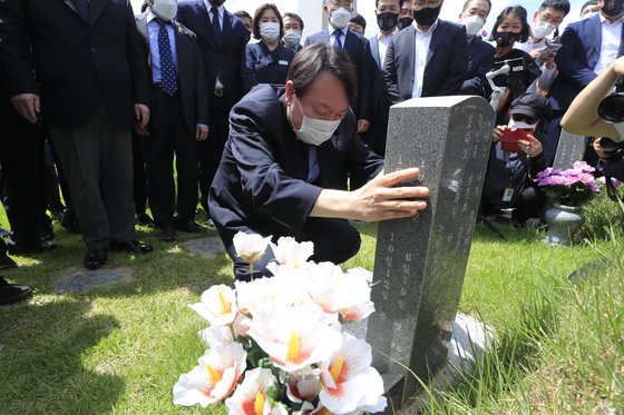 윤석열 전 검찰총장이 지난 7월 국립5·18민주묘지에서 참배를 마친 뒤 박관현 열사 묘비를 어루만지고 있다