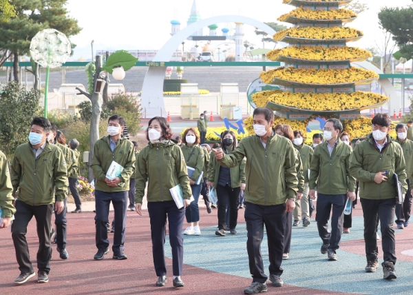 지난 1일 함평엑스포공원에서 열린 현장간부회를 지휘하는 이상익 함평군수모습