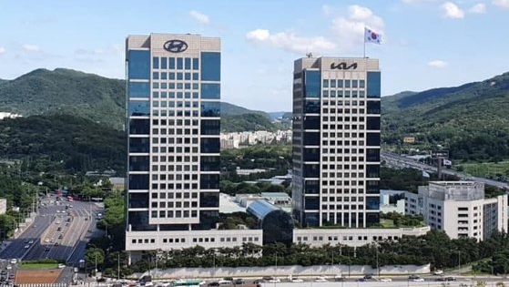 서울 양재동 현대차그룹 본사 왼쪽 건물(동관)에 붙여진 새로 붙여진 현대차 엠블럼.