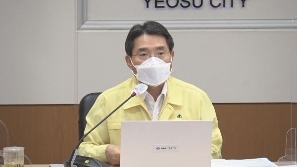 권오봉 여수시장이 10일 상황실에서 개최된 주간업무보고회에서 경도 진입도로 예산 삭감과 관련된 브리핑을 하고있다.