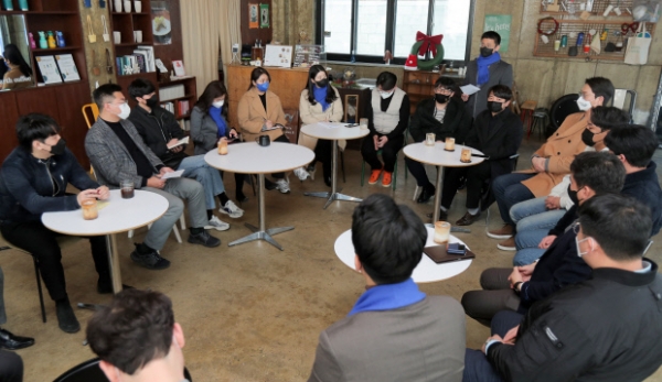민주당 광주시당 청년선대위원들이 22일 오후 광주 동구 한 커피숍에서 최근 복합쇼핑몰 이슈에 대한 청년창업자와 로컬크리에이터들의 여론을 청취하고 있다.