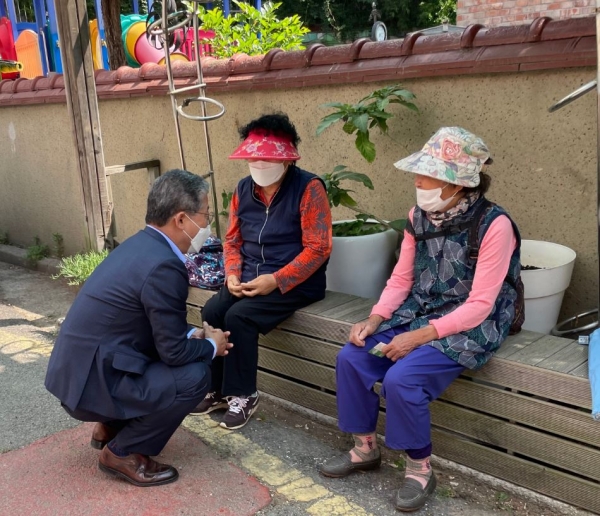 어르신과 이야기를 나누는 서대석 광주 서구청장 예비후보의 모습.