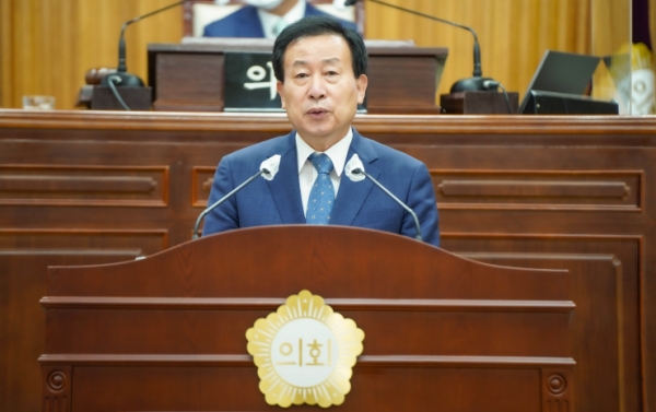박흥식 목포시장이 의회에서 시정연설을 하고있다.