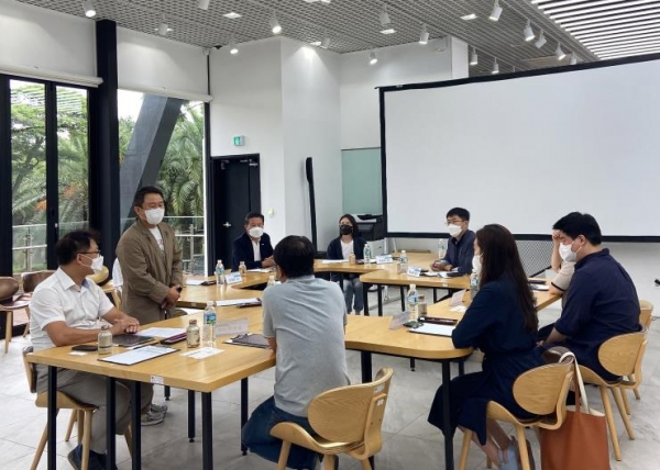 지난 26일 열린 ‘제주 지역 콘텐츠 분야 스타트업 간담회’에서 제주영상·문화산업진흥원 남현구 팀장이 인사를 하고 있다.