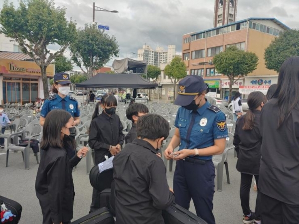 지난 2일부터 3일까지 열린 ‘안성현 청소년 뮤직 페스티벌’ 행사장 내에서 청소년 선도 보호 활동을 펼치고 있는 학교전담경찰관들.