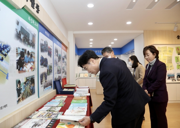 김대중 전남교육감이 보성 용정중학교 역사관 방문해 살펴보고있다.