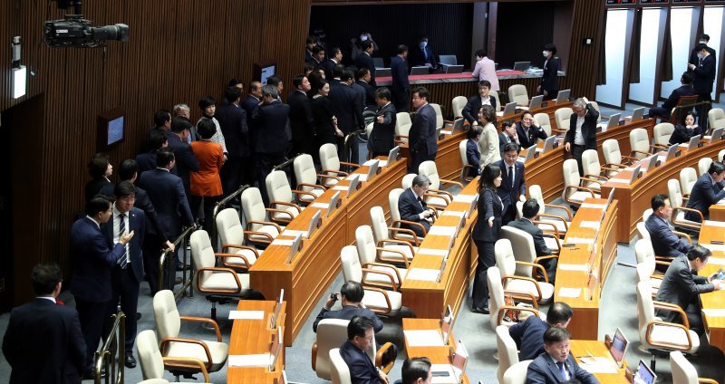 13일 국회에서 부결된 양곡관리법 개정안 표결에 나서고 있는 여야 의원들