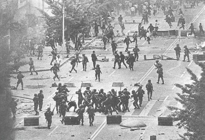 1980년 5·18 당시 광주 금남로에서 공수부대 부대원들이 시민들을 구타하고 있는 장면/ 5·18기념재단