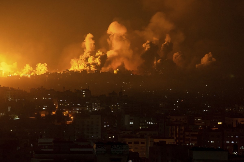 하마스의 이스라엘에 대한 무차별 공격으로 팔레스타인 가자지구가 화염에 쌓여있다.