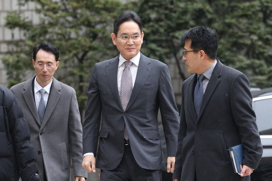5일 열린 서울중앙지법 1심 선고 공판에 출석하고 있는 이재용 삼성전자 회장