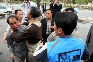 5월단체 회원, YS 반대 기자회견장 ‘폭행’ 물의