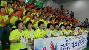 대구여성단체협 회원들, "U 대회 응원왔어요"
