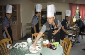 '꽃할배 건강한 식생활' 교실 회원들 삼계탕 봉사