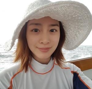 '♥비(정지훈)' 배우 김태희, 바다를 배경으로 청량한 미모 뽐내