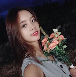 '류준열♥' 혜리, 꽃 들고 꽃미모 과시...'나이는?'