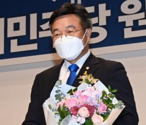 민주당 새 원내대표에 ‘친문’ 윤호중 선출