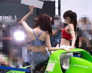 레이싱모델 육예주, ‘역광에 더 빛나는 피부’ (2021 오토살롱 위크)