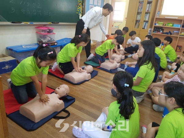 이창훈 재난안전지도사가 초등학생들에게 심폐소생술에 대한 실습을 지도하고 있다.