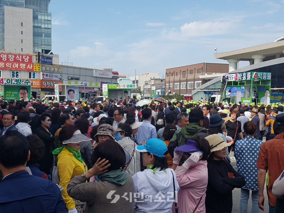 민주평화당 소속 목포 후보자들이 31일 목포역 앞에서 합동유세를 벌였다.